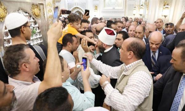 مشهد أبوي .. وزير الأوقاف يُقبّل يد طفل وسط حفاوة المصلين في مسجد الحسين