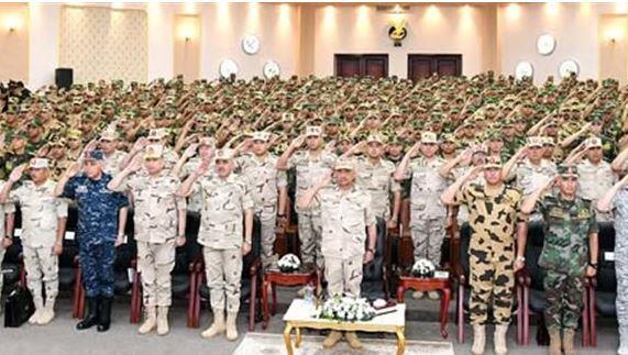 وزير الدفاع يلتقي بعدد من مقاتلي القوات الخاصة من المظلات والصاعقة