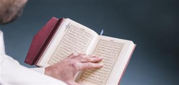   حكم وضع اليد على الآية عند قراءة القرآن من المصحف