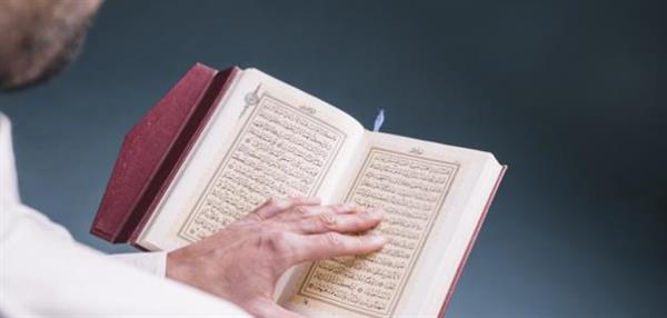 حكم وضع اليد على الآية عند قراءة القرآن من المصحف