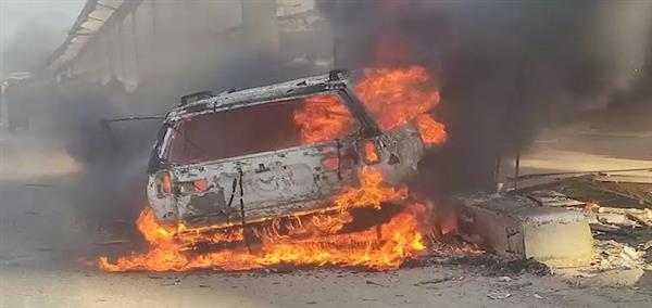 حريق يلتهم سيارة سيارة ملاكي على محور الشهيد بالمقطم