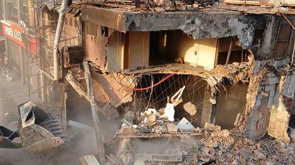 محافظ القليوبية يوجه بإزالة منشأين آيلين للسقوط في منطقة حريق شبرا الخيمة