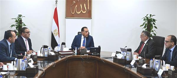 رئيس الوزراء يتابع مع "رئيس اقتصادية المثلث الذهبي" عدداً من ملفات العمل