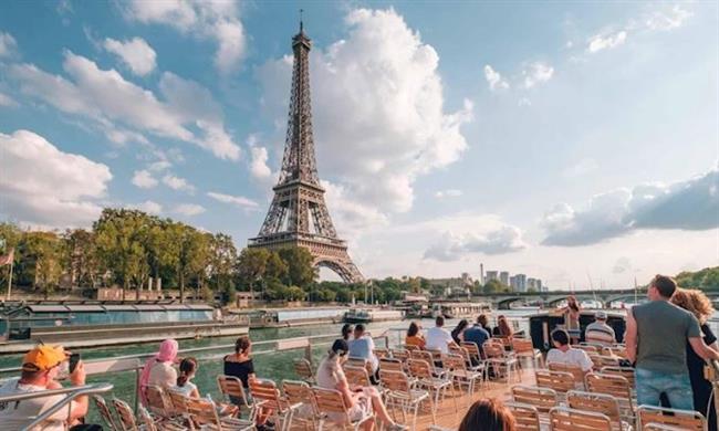 فرنسا تستقبل أكثر من 100 مليون زائر في 2024 دون احتجاجات سياحية