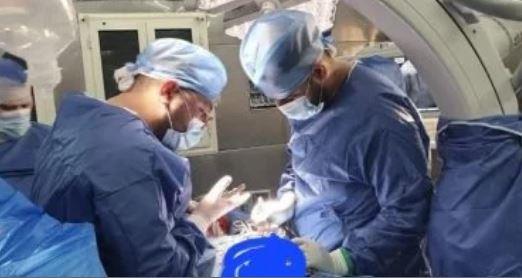 نجاح جراحة دقيقة لتوسيع القناة الشوكية وتثبيت الفقرات القطنية بمستشفى دمياط العام