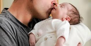   الإفتاء توضح الحكمة من الأذان في أذن المولود