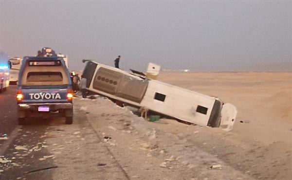 محافظ أسيوط يتابع الحالة الصحية لمصابي حادث تصادم أتوبيس مع سيارة نصف نقل