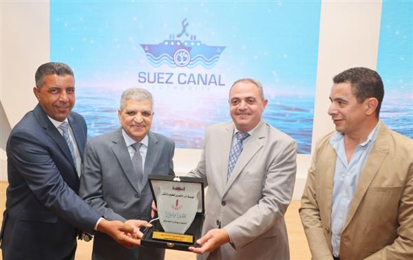 رئيس هيئة قناة السويس يلتقي أوائل الطلاب الحاصلين على الثانوية العامة