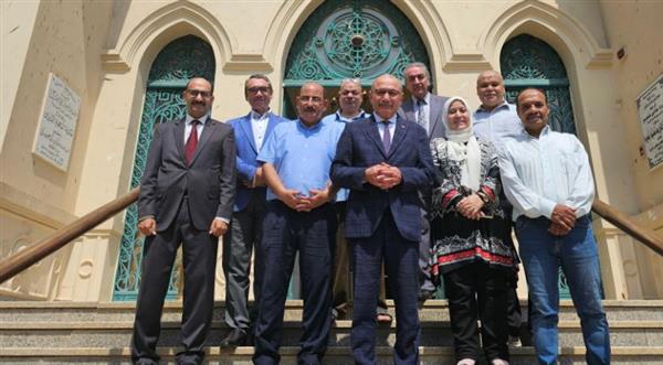 السفير التركي بالقاهرة يهدي مكتبة القاهرة الكبرى مجموعة من الكتب النادرة