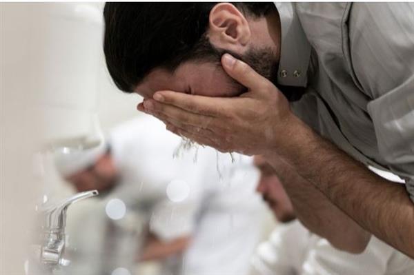 حكم الوضوء لكل صلاة لمن يعاني عذرًا دائمًا؟.. أمين الفتوى يجيب