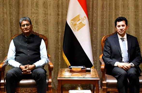 وزير الرياضة يبحث مع سفير الهند بالقاهرة التعاون المشترك