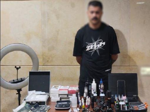 ضبط صانع محتوى لقيامه بنشر مقاطع قيامه برسم "أوشام" على أجساد بعض السيدات