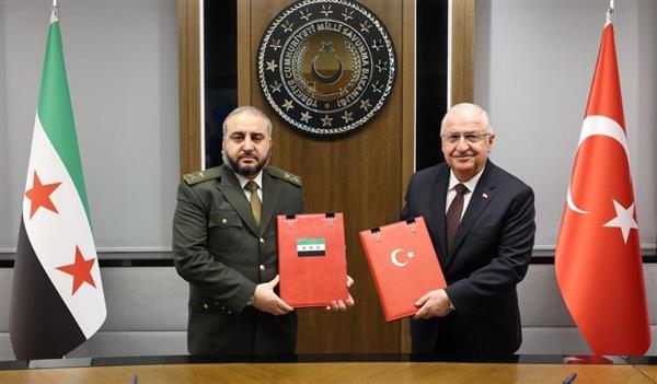 وزيرا الدفاع التركي والسوري يوقعان مذكرة تفاهم للتدريب والاستشارات العسكرية