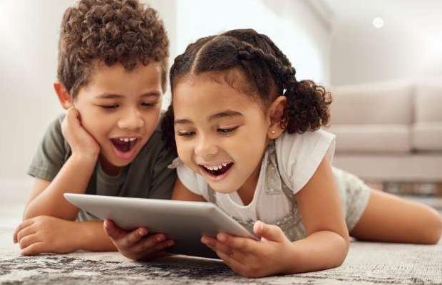 أطفالنا والشاشات .. كيف نمنع الصديق الرقمي من التحول إلى عدو صامت ؟