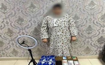 ضبط صانعة محتوى لنشرها مقاطع تتضمن الخروج على قيم ومبادئ المجتمع