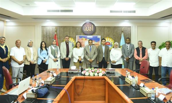 محافظ مطروح يناقش مقترح تطوير عدد من الميادين العامة
