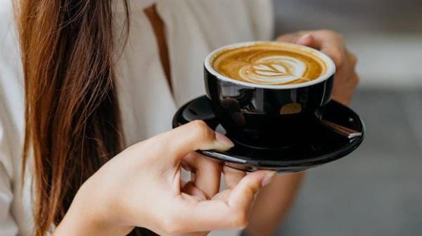 دراسة : توضح أضرار شرب القهوة ليلاً على السيدات
