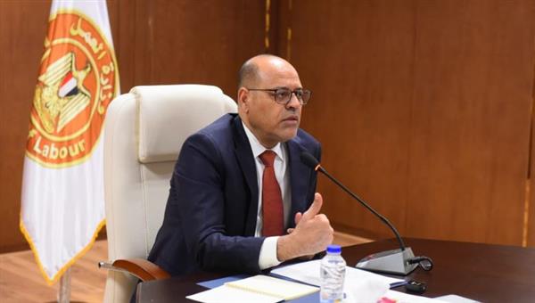 وزير العمل :مفاوضة جماعية ناجحة تتسبب في عودة عجلات الإنتاج داخل "العامرية للغزل والنسيج"