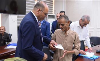   وزير العمل يُسلم بطاقات بنكية لعمال مصريين من مُستحقي المعاشات التقاعدية العراقية