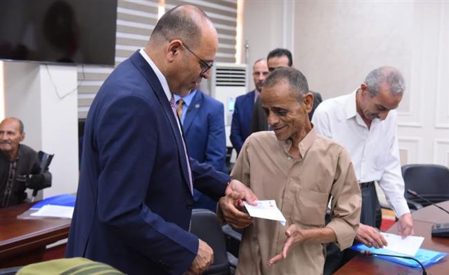 وزير العمل يُسلم بطاقات بنكية لعمال مصريين من مُستحقي المعاشات التقاعدية العراقية