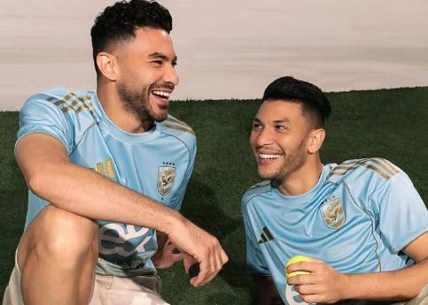 مزيج بين السماوي والذهبي بقميص الأهلي الثالث | صور