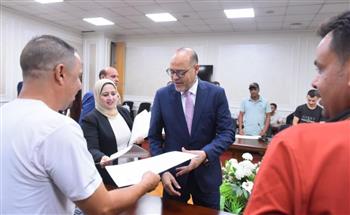   وزير العمل يُسلم 93 عقد عمل لوظائف في البوسنة والإمارات والأردن