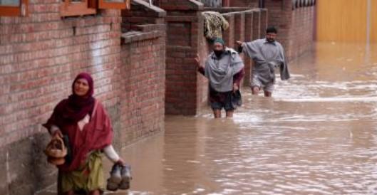 وفاة 60 شخصا وعمليات بحث لإنقاذ المفقودين إثر فيضان مدمر في كشمير