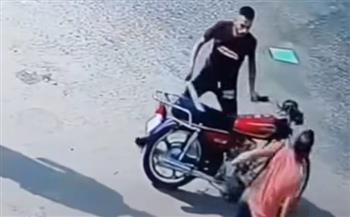   كشف ملابسات فيديو يتضمن محاولة قائد دراجة نارية سرقة هاتف أحد المواطنين وتهديده بسلاح أبيض