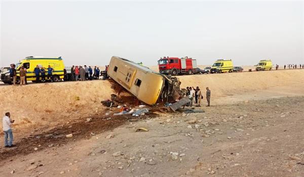 محافظ أسيوط يتابع الحالة الصحية لمصابي حادث انقلاب أتوبيس على الطريق الصحراوي الغربي