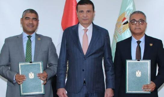 وزير الزراعة يشهد توقيع بروتوكول لتصنيع آلات تطويش الذرة محليا