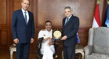   رئيس هيئة قناة السويس يكرم الربان ولاء حافظ لتسجيله رقم قياسي بموسوعة جينيس
