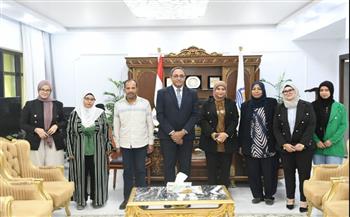    عبدالحليم " يكرم العاملين بمكتب الاتصال السياسي بمحافظة قنا 