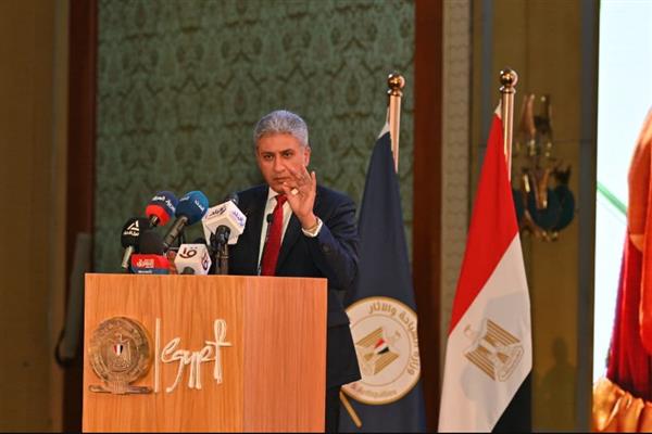 وزير السياحة والآثار يطلق حملة ترويجية لتسليط الضوء على أهمية السياحة للمجتمع