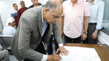   محافظ المنيا يستجيب لمواطن ويوقع له عقد تقنين أراضي أملاك دولة