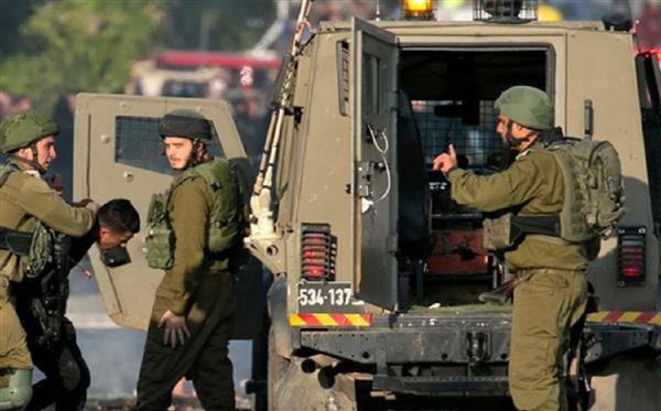 قوات الاحتلال تعتقل ما لا يقل عن 49 فلسطينيا من الضفة