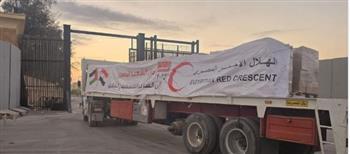 الهلال الأحمر: 2300 طن مساعدات غذائية وطبية وخيام في قافلة «زاد العزة» الـ 17 إلى غزة
