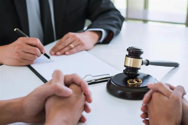خلعتني زوجتي وتطالبني بقائمة المنقولات فهل لها ذلك؟