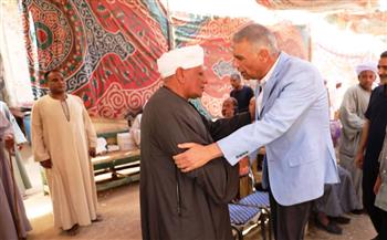   بالصور .. محافظ أسوان يودع حكيم الصعيد.. الشيخ تقادم الليثي أيقونة الإصلاح والمصالحات