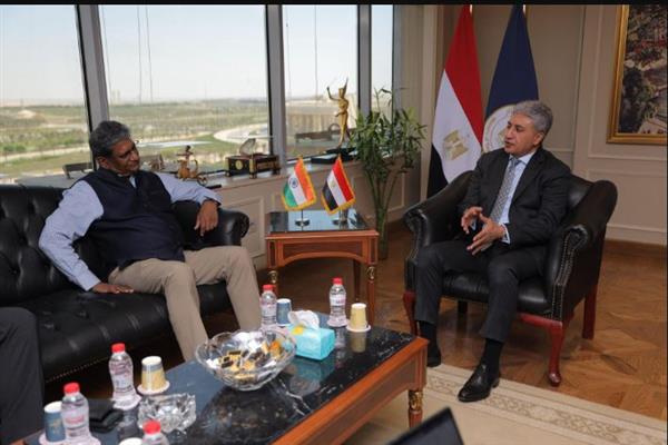 وزير السياحة والآثار وسفير الهند بالقاهرة يبحثان دفع أواصر التعاون المشترك بين البلدين في مجالي السياحة والآثا
