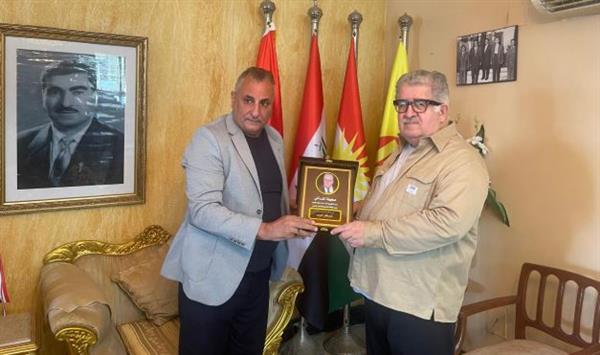 تكريم مسؤول مكتب الحزب الديمقراطي الكردستاني في القاهرة
