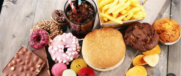 أطعمة خادعة ترفع الكوليسترول… احذر منها!