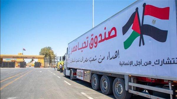 اصطفاف شاحنات قافلة المساعدات الإنسانية الثامنة عشرة تمهيدا لدخولها من مصر إلى غزة