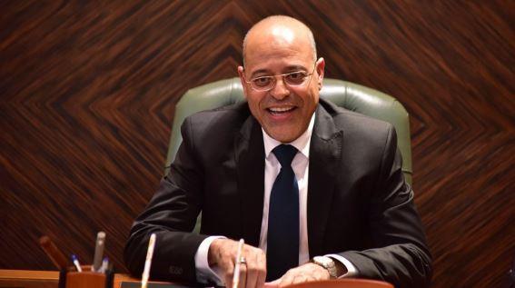 وزير العمل يُعلن عن فرص عمل بالسعودية