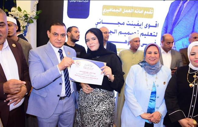 حماة الوطن بسوهاج يوزع سبائك ذهبية على الطلاب المتفوقين  