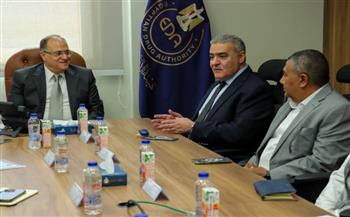   الغمراوي يبحث مع الشركة المصرية لتجارة الأدوية سبل ضمان توافر المستحضرات الدوائية