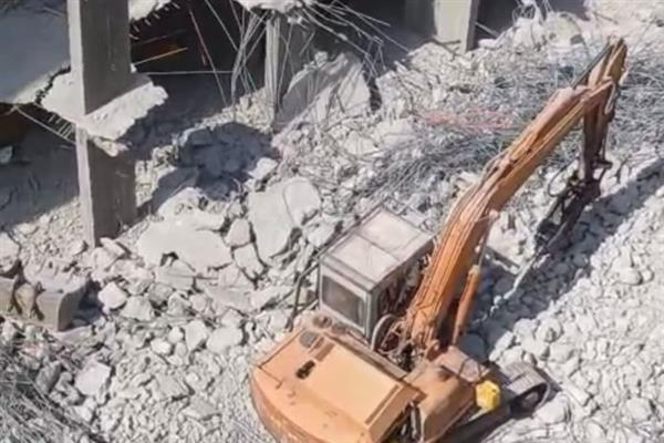 محافظة الجيزة ترفع ٤ حفارات "جاك هامر" أعلى الأبراج المخالفة باللبيني لإزالتها