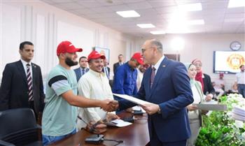   وزير العمل يُسلم عقود عمل جديدة لكودار مصرية بشركة مقاولات في "البوسنة والهرسك"