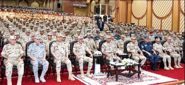 الفريق أول عبد المجيد صقر  يلتقى بعدد من مقاتلى المنطقة الشمالية العسكرية
