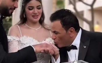 أحدثهم محمد فؤاد.. قبلة الأب ليد الأبن.. حب صادق أم انقلاب على القيم الأسرية؟