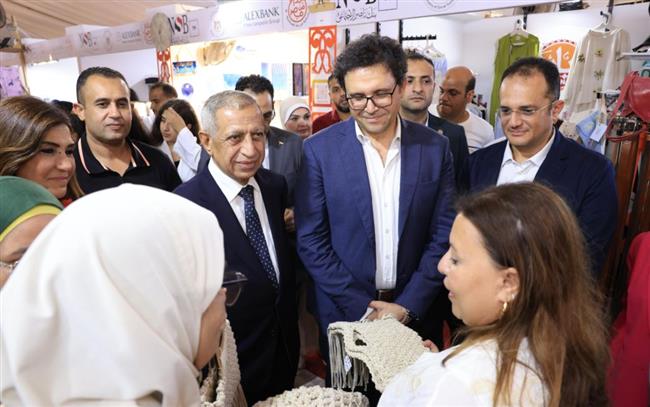 وزير الثقافة يتفقد معرض ديارنا للحرف التراثية ويشيد بمهارة الحرفيين المصريين المشاركين